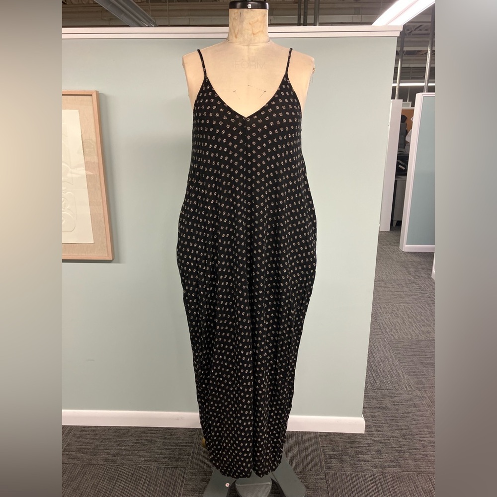 Flowy Maxi Black dress with designs.Dress has pockets!Size S/M.Oversized Fit